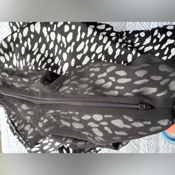 J.CREW Women's Printed Satin Crepe Peplum Top Blouse Black White Size 00 - Picture 8 of 10